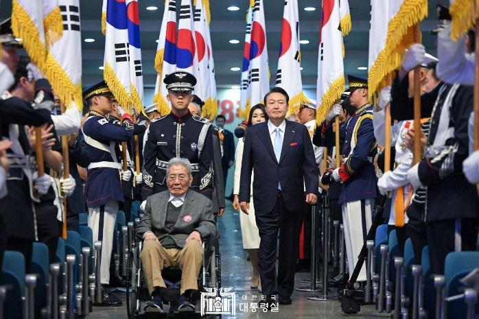 윤 대통령 광복절 축사에...유승민 "광복절 연설 맞나"