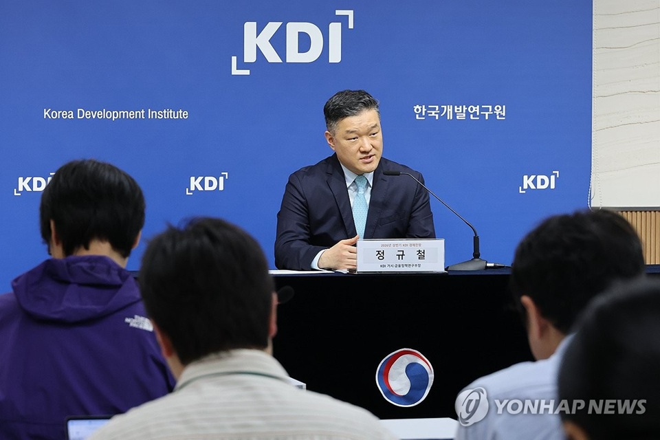 KDI, 올해 성장률 2.5%로 올렸지만…반도체가 가린 ‘비대칭 회복’