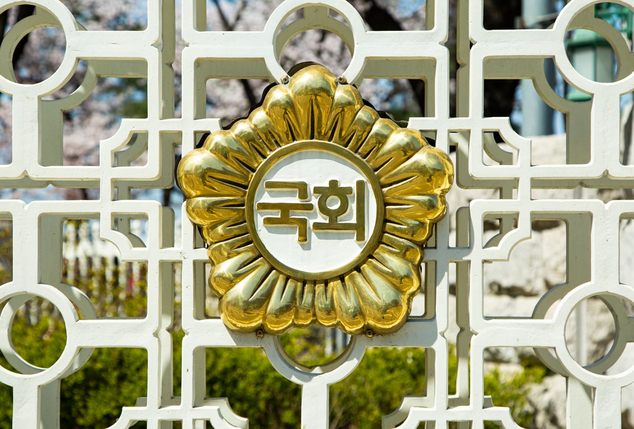 갈수록 공격적으로 변모하는 정치권... "국회의장 권한 강화해야"