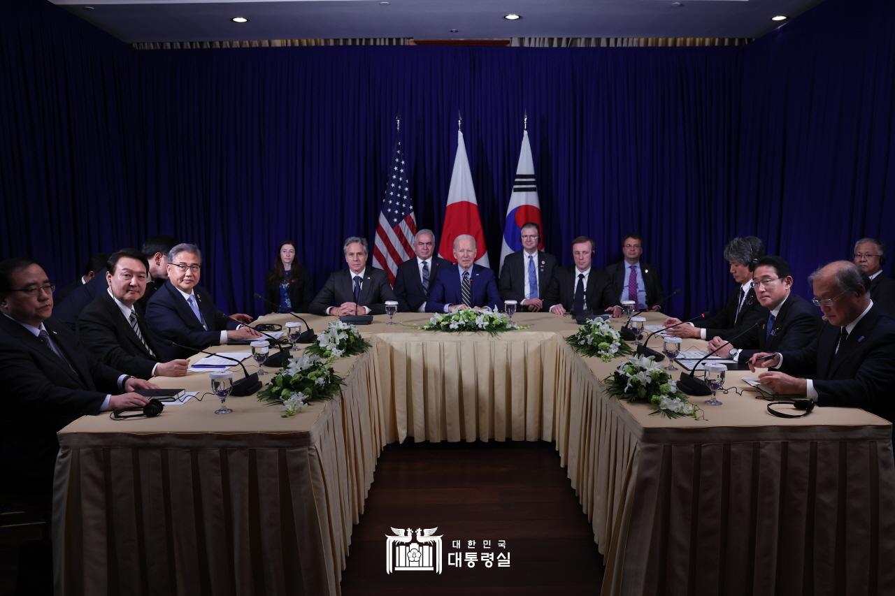 [尹 정부 6개월]  더 가까워진 美, 日 어려워진 中 외교