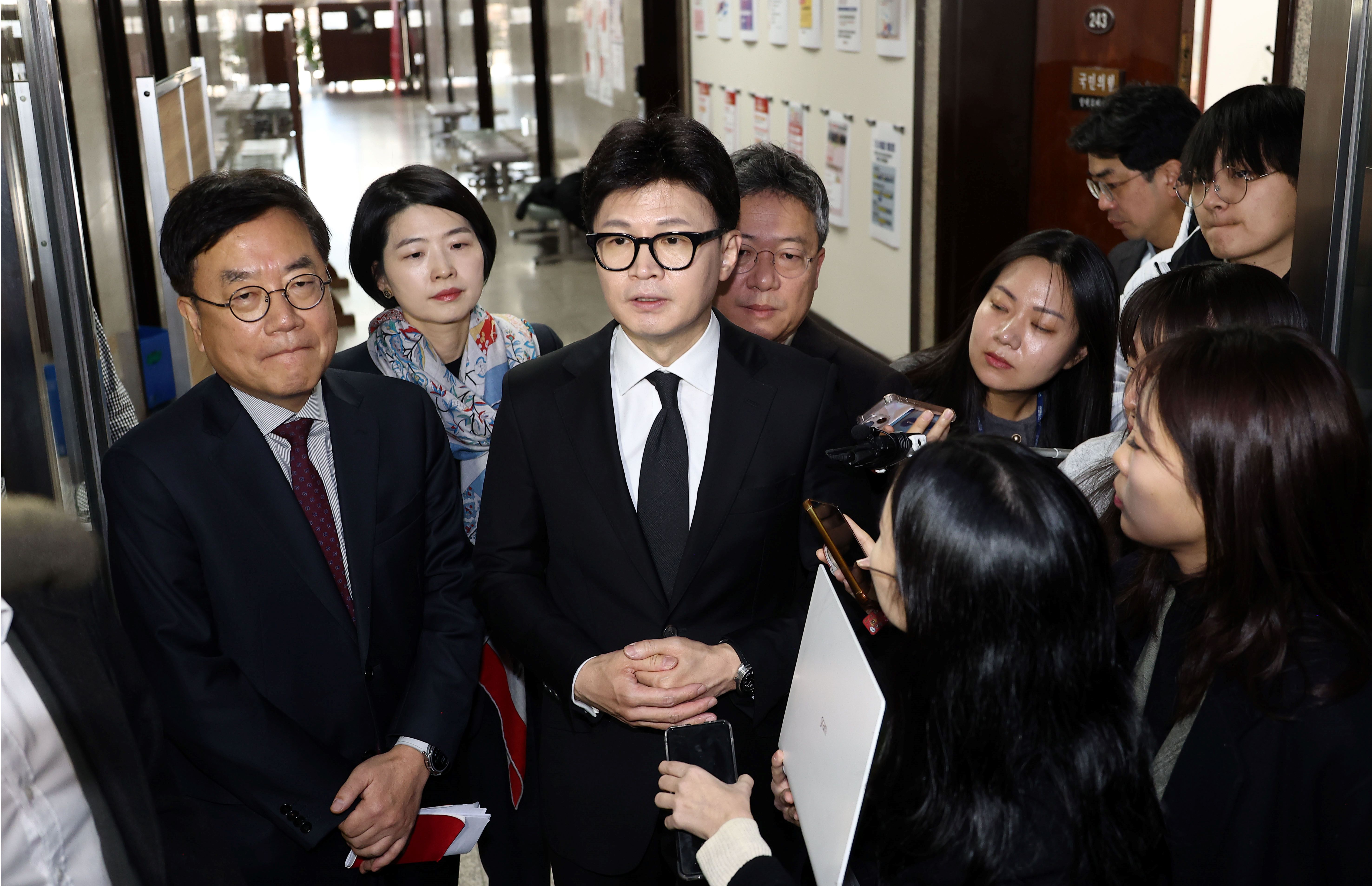 [속보] 한동훈 "윤, 조기 퇴진 불가피"