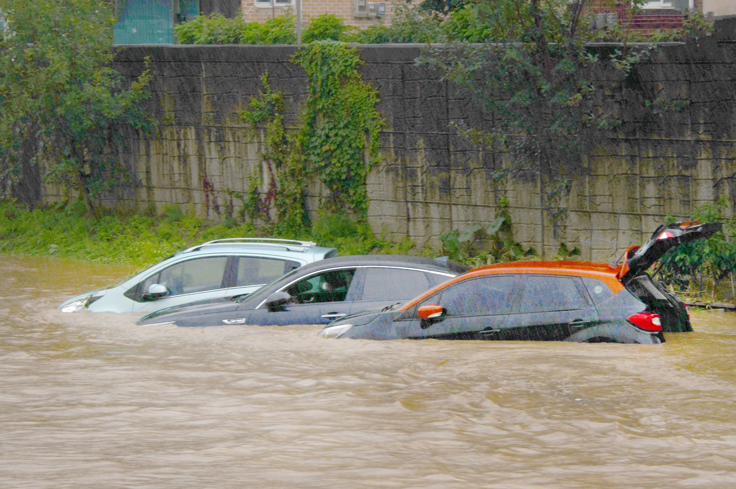 올해 장마철 차량 침수 피해액만 수억원...피해 줄이는 방법은?