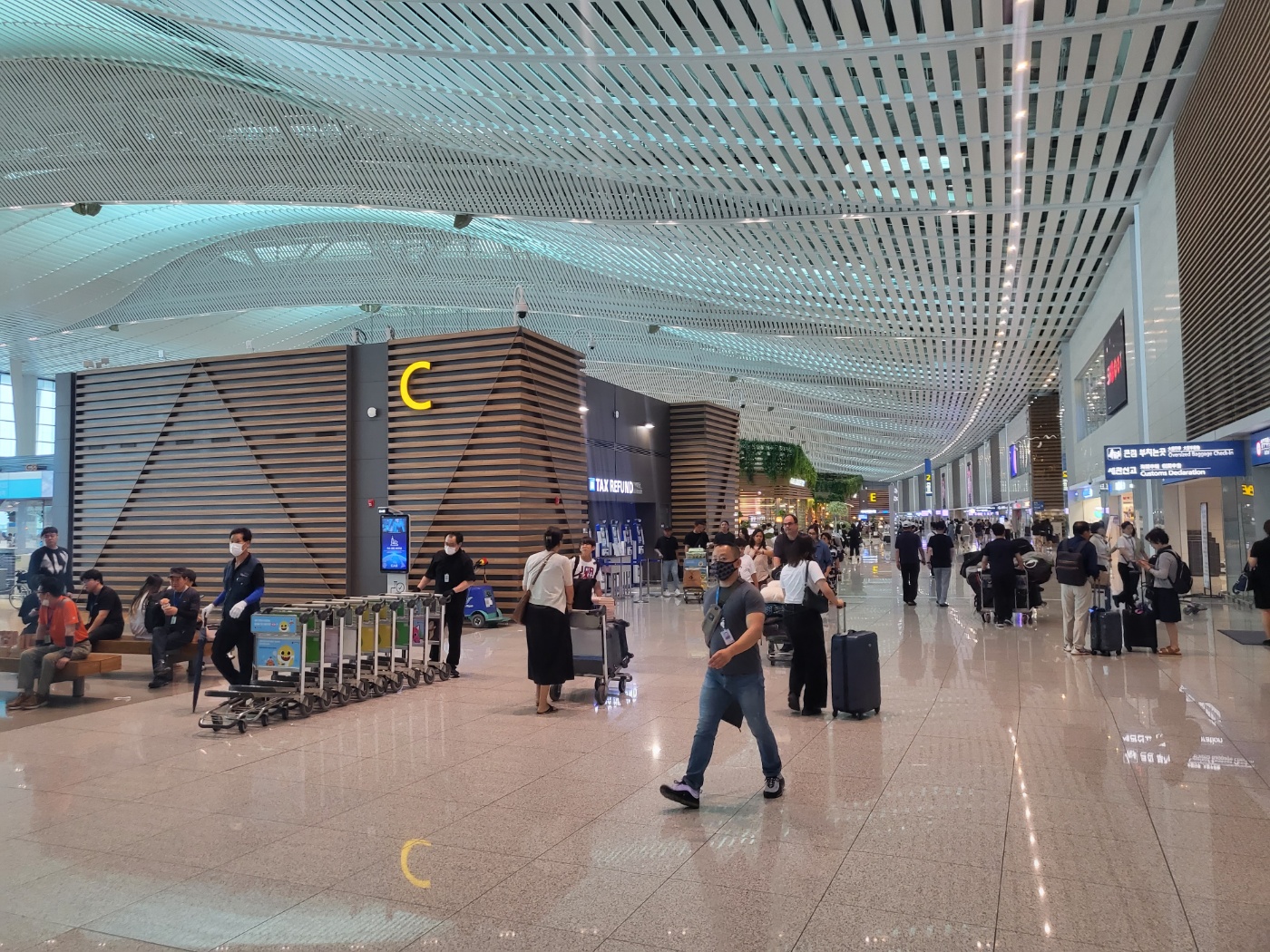 [르포] 엔데믹 이후 첫 성수기 맞아 북적이는 인천공항