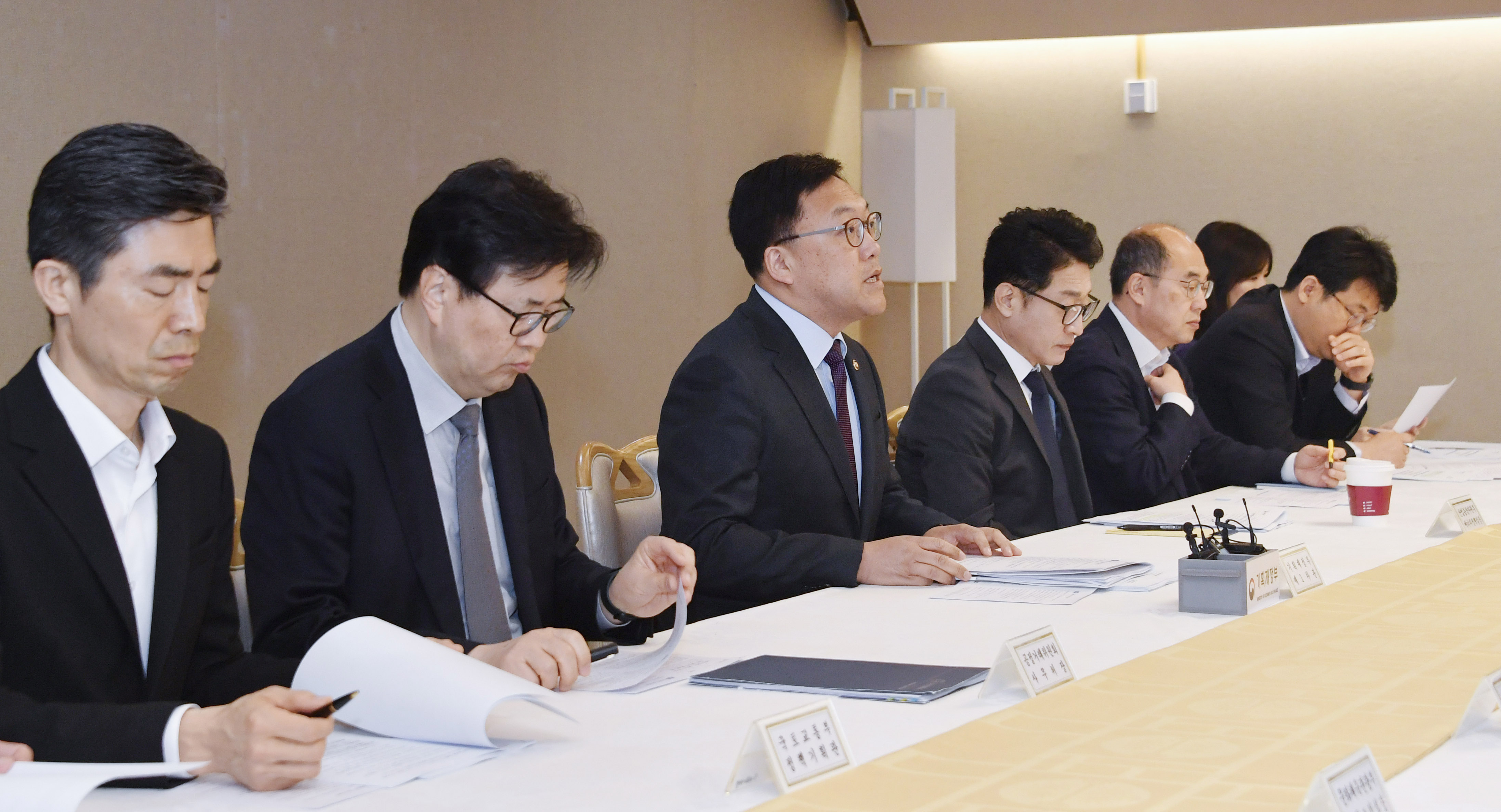 총선 이후 첫 비상경제차관회의... "물가 잡겠다"