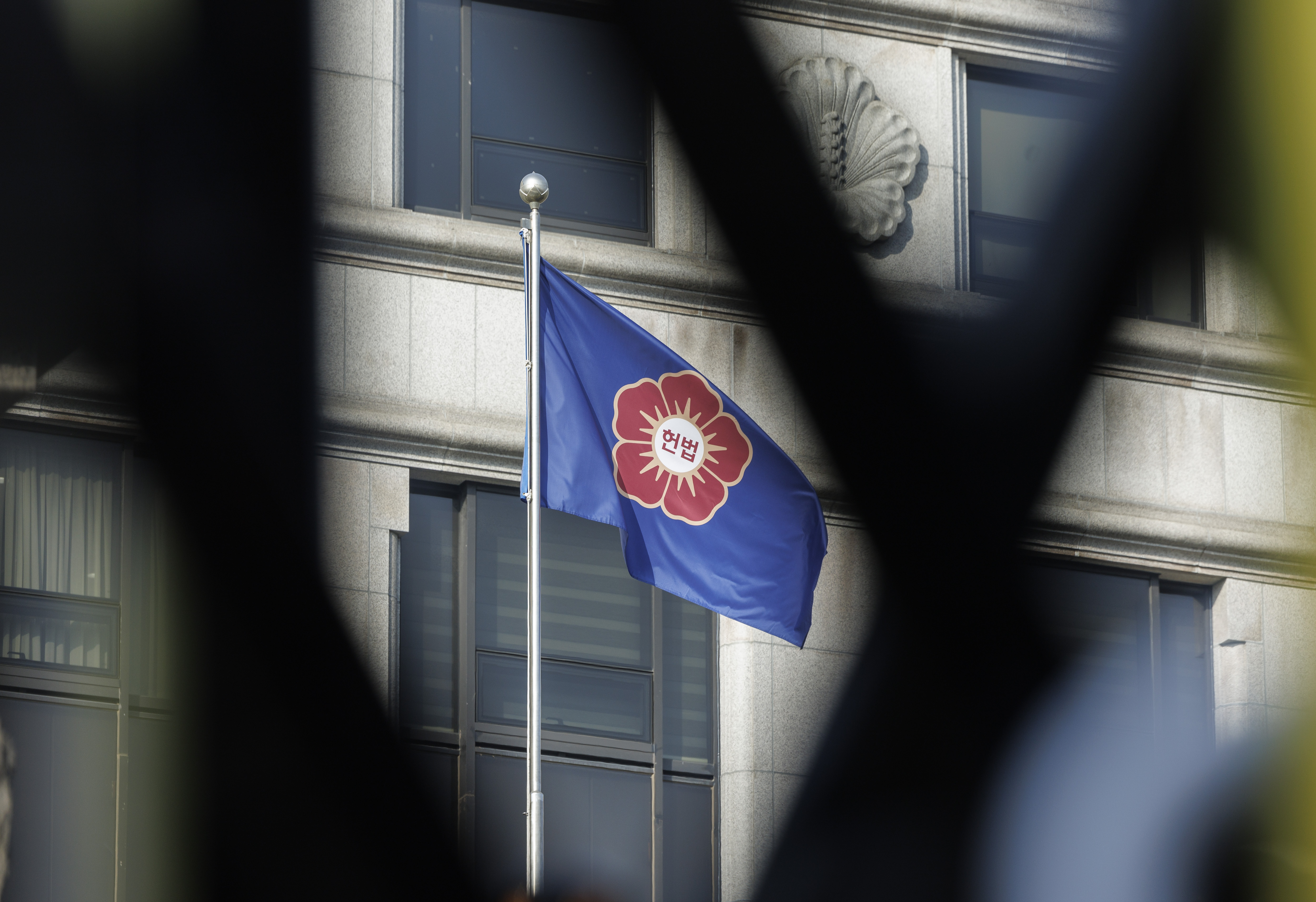 국민 절반 이상 “헌법재판관 신뢰한다”…작년 말보다는 15% 하락