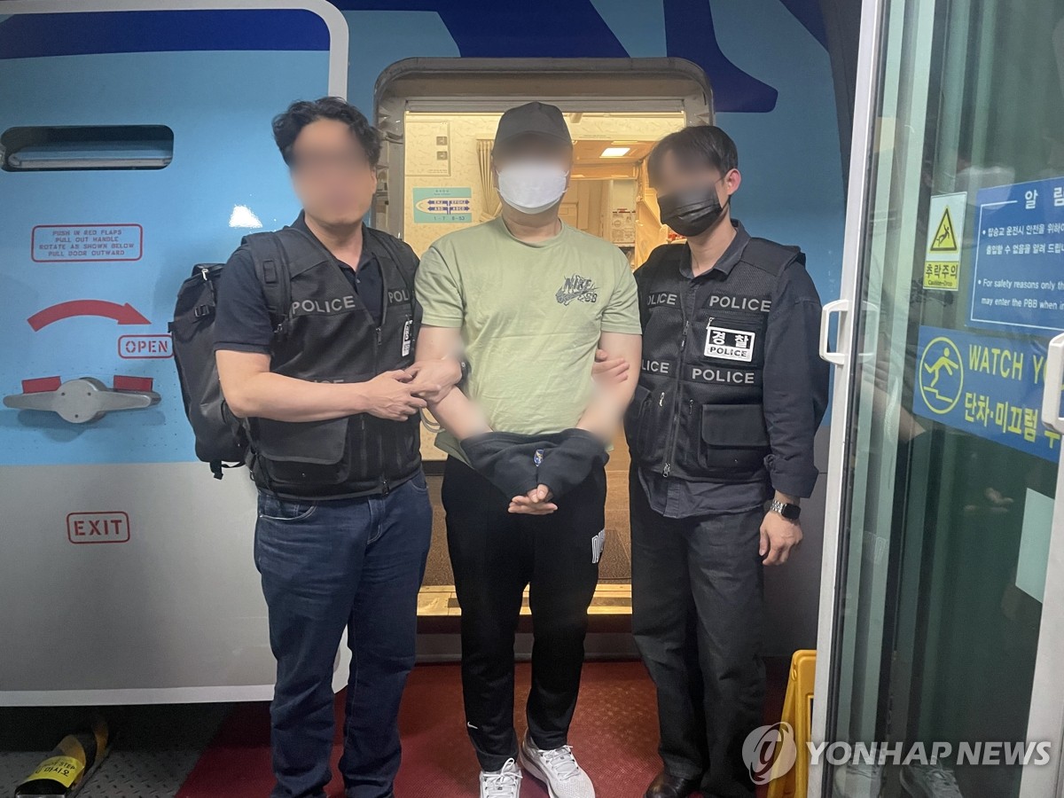 필리핀 도피 18년·10년…횡령·도박사이트 운영 사범 2명 국내 송환