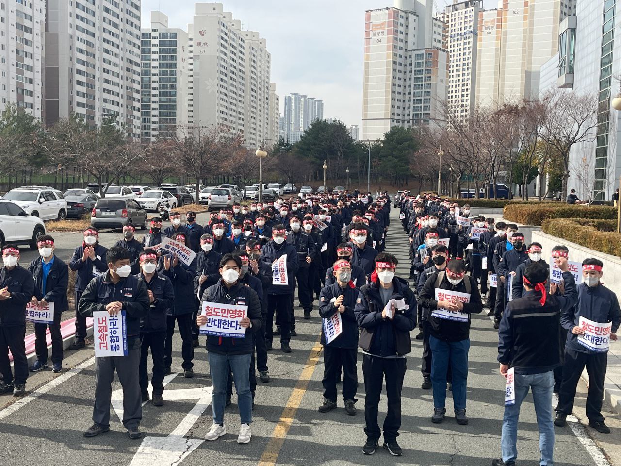 화물연대에 이어 철도·지하철까지 파업...정부,"대화로 해결해 달라"