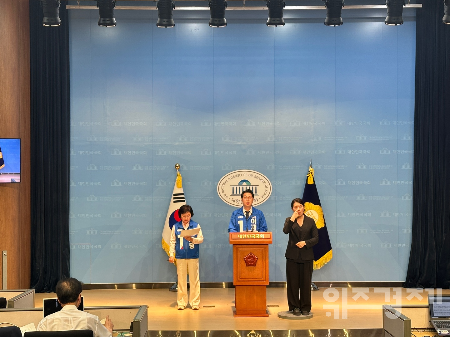 민주당, 선관위에 불법 현수막 대응 촉구