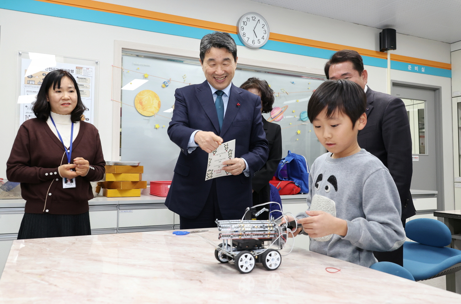 [폴앤톡] 전면 도입 앞둔 늘봄학교, 여러분의 생각은?