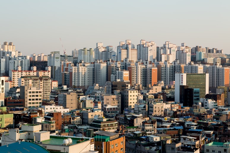 ‘아파트 거래는 울고 경매는 웃었다’