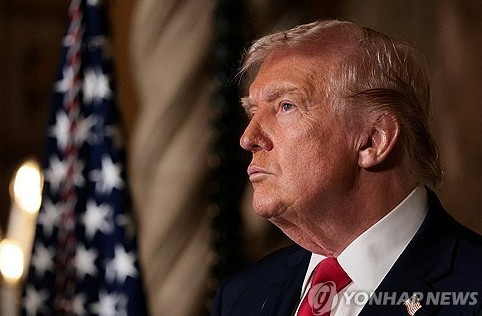 [외신] 트럼프, 엡스타인 전용기 최소 8차례 탑승 기록 확인