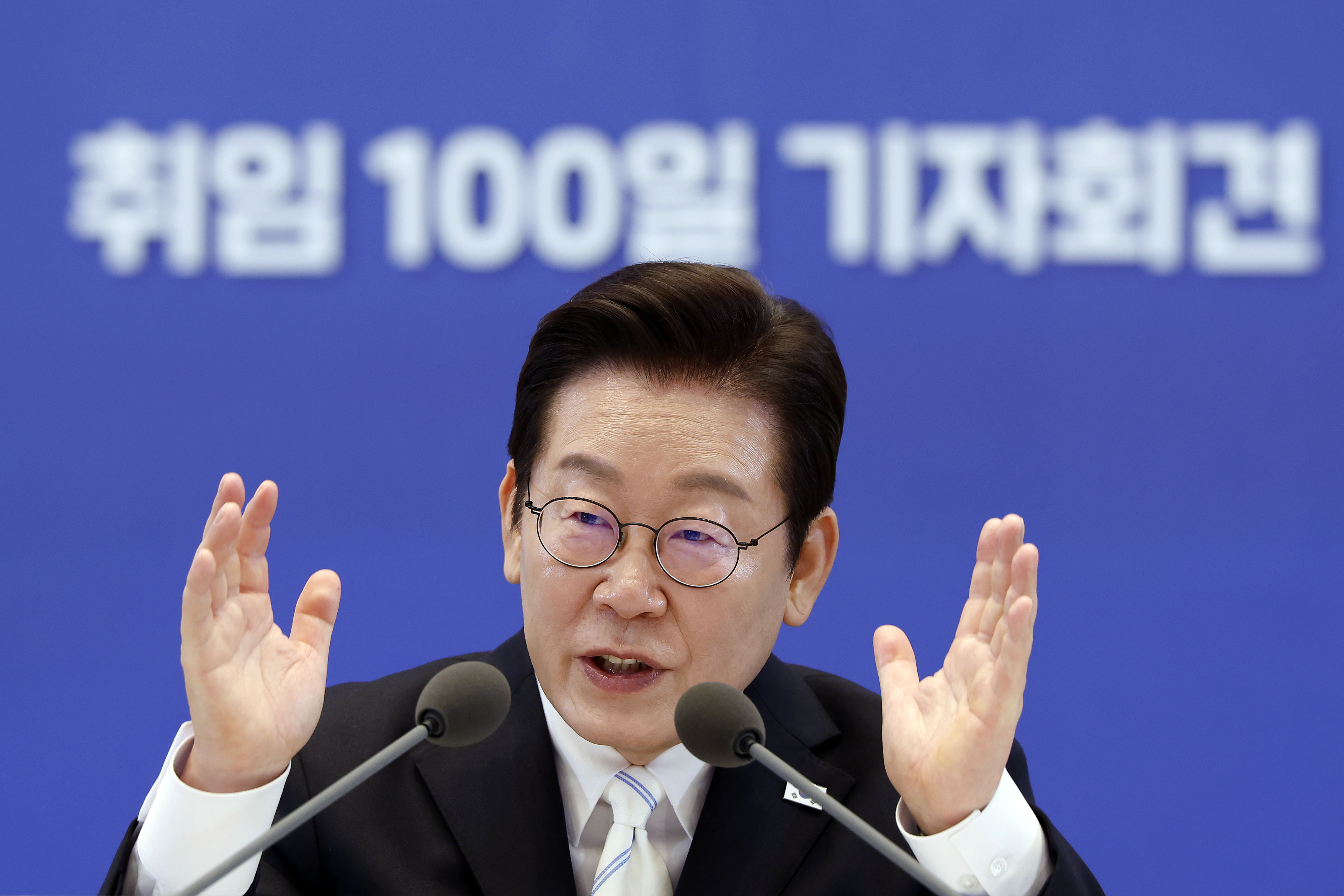 李 대통령, 주식 양도세 대주주 기준 강화 두고 "고집할 필요 없다"