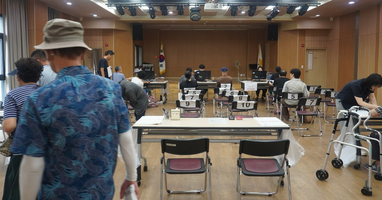 [생생 정책] 소비쿠폰 신청 첫날, 주민센터 북적…어르신들 "신청서 쓰는 것도 버거워요"