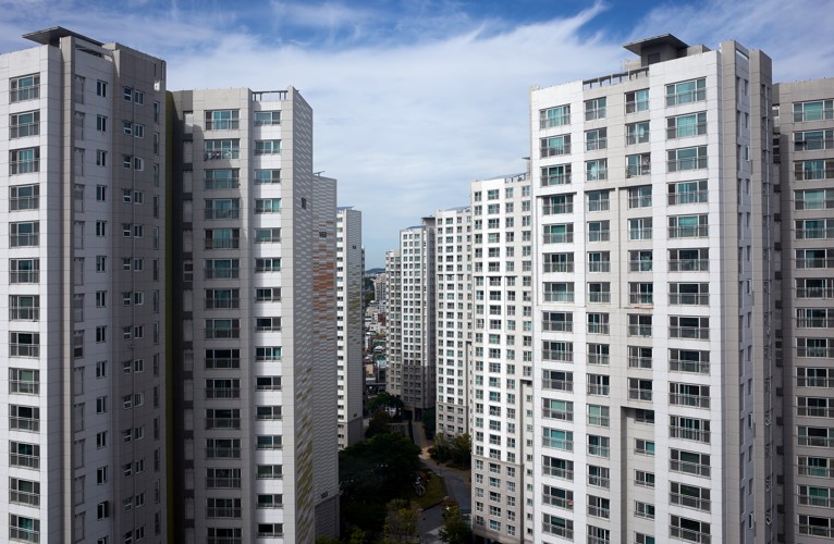 공공분양 절반 이상 청년층에게…역차별 논란