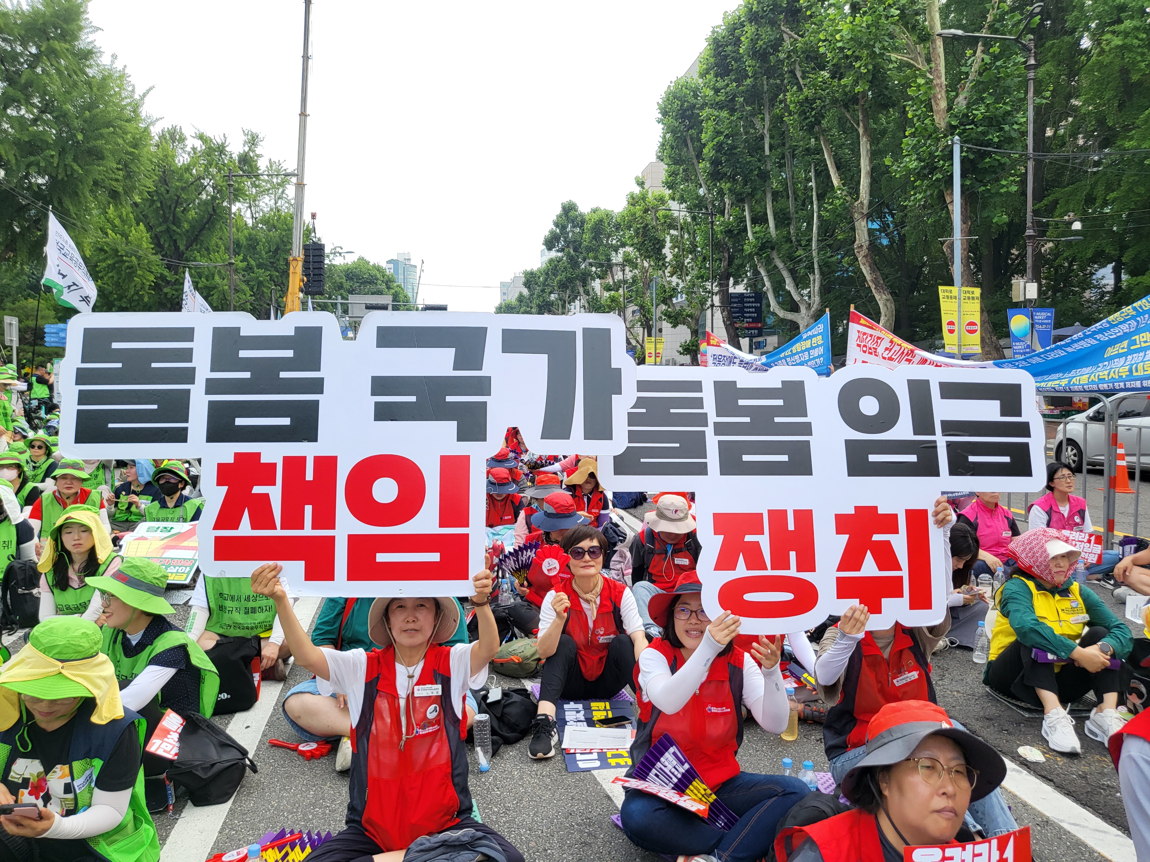 [폴앤톡] 돌봄노동자 처우, 이대로 괜찮은가?