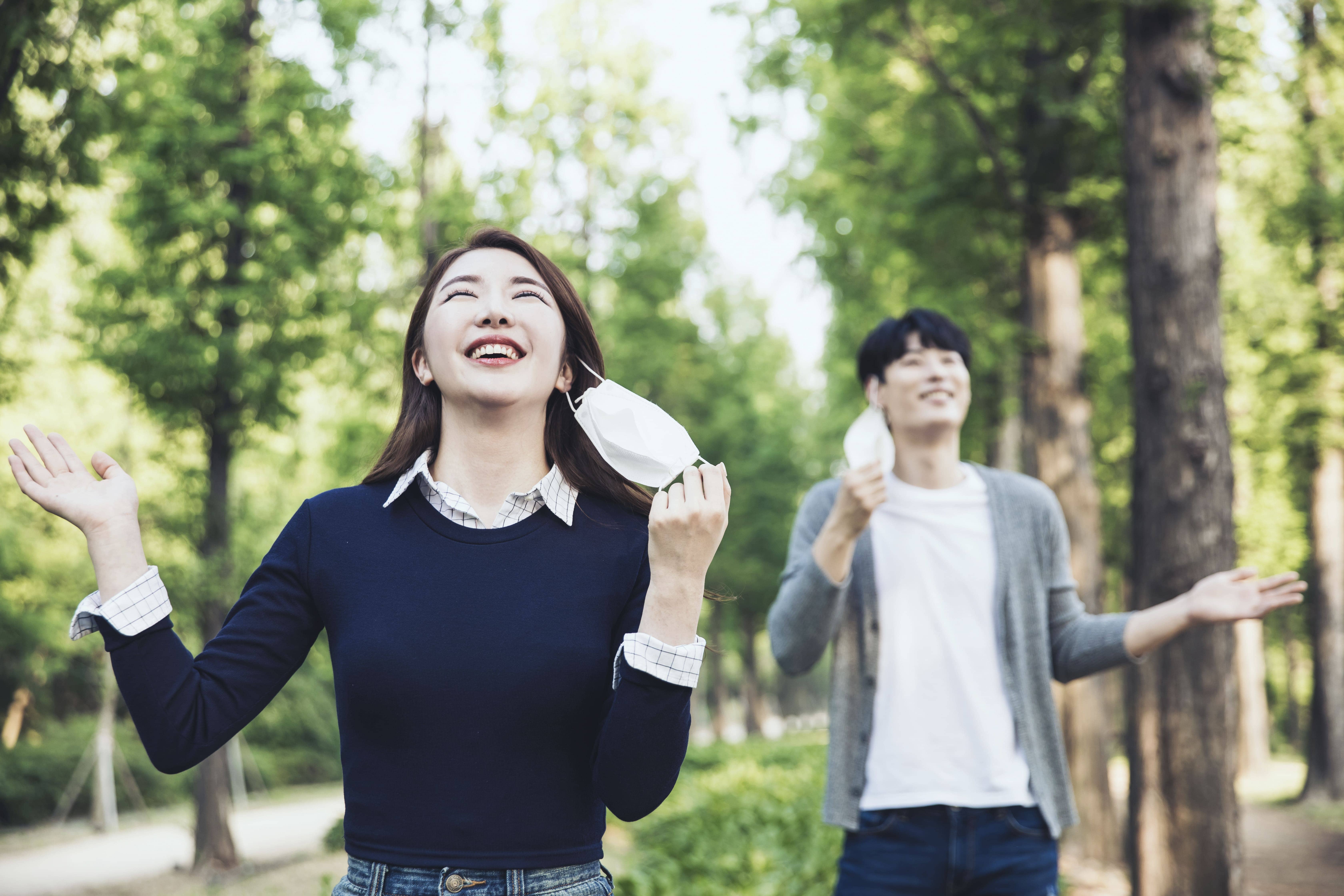 오늘부터 실외마스크 의무 해체…실내 마스크는 언제?