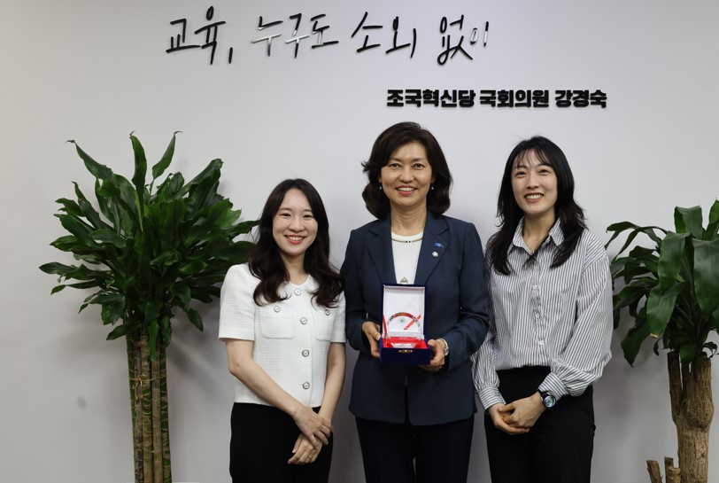 전국국공립유치원교사노조, 조국혁신당 강경숙 의원에 감사패 전달