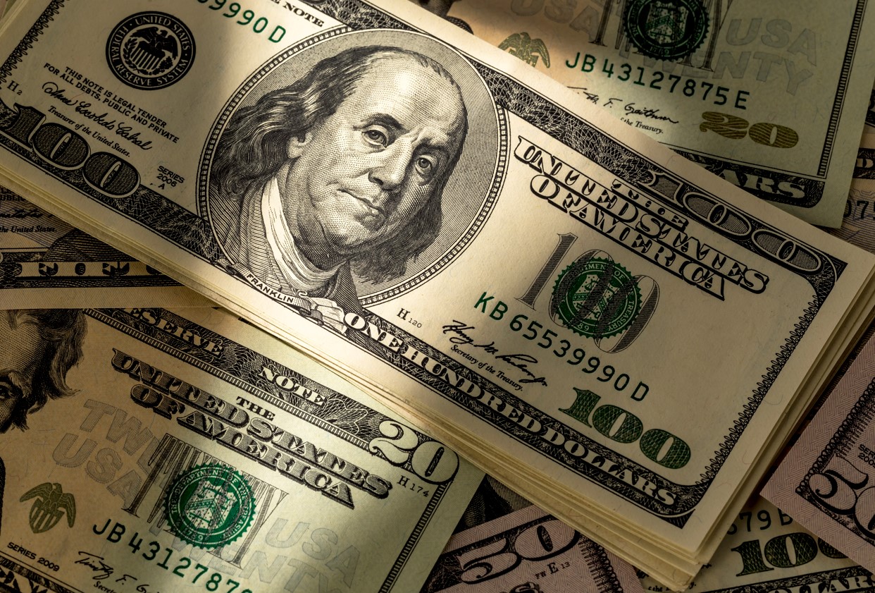 속도 붙는 탈달러화?... 버핏, "달러 대체할 기축 통화 없다"