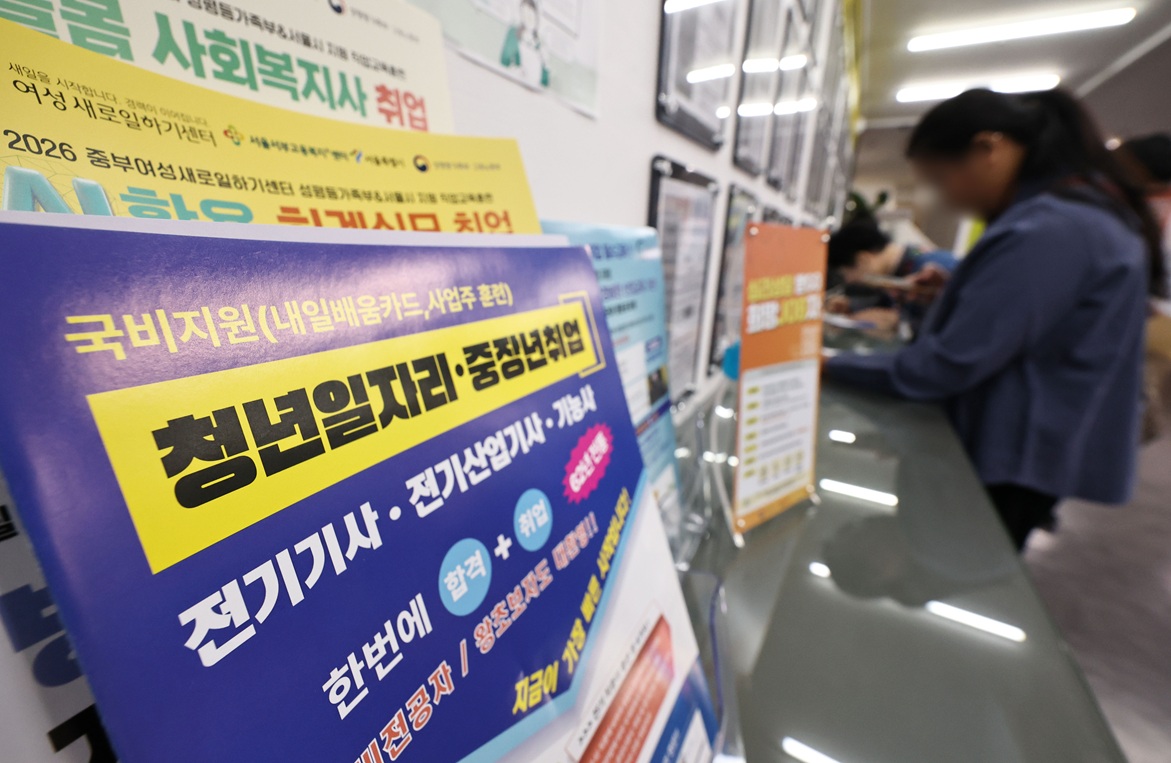 취업자 2개월째 20만명대 늘었지만…청년 고용은 41개월째 뒷걸음