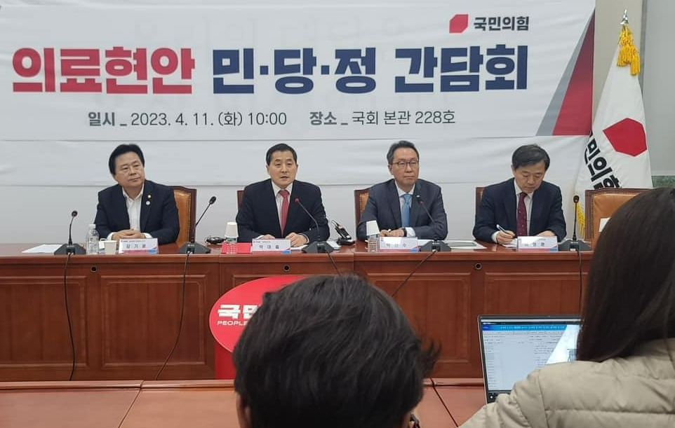 [폴앤톡] 당정이 내놓은 ‘간호법’ 중재안 논란