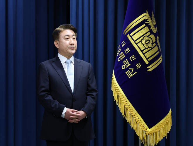 신임 방통위원장으로 이동관 특보 내정... 정치권 갈등 격화