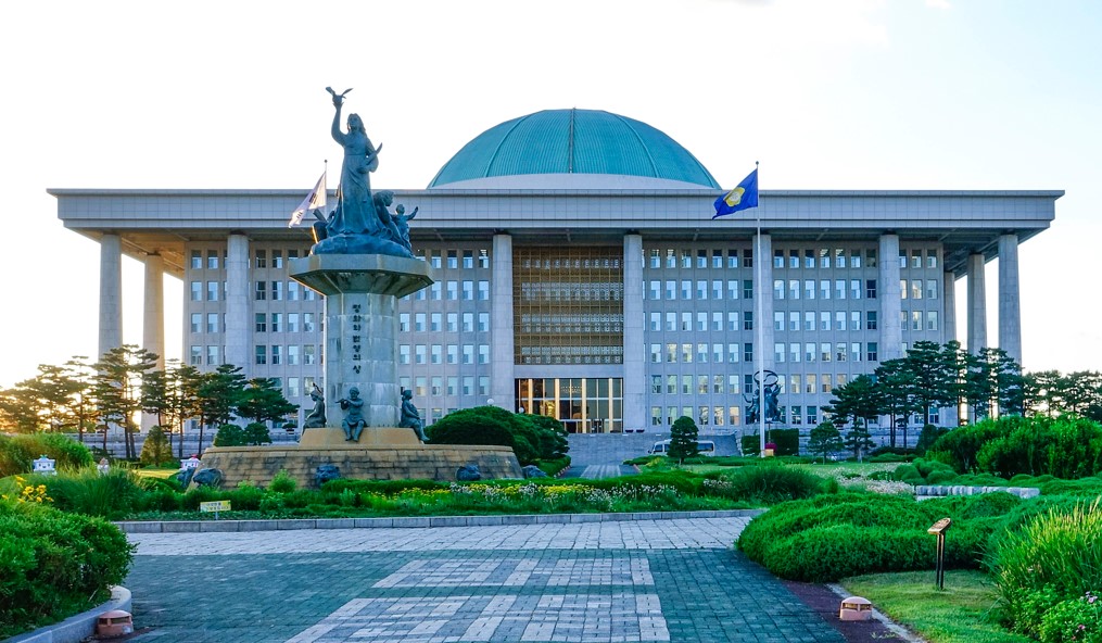 여야 이동관 위원장 등 탄핵안 두고 공방전 벌여