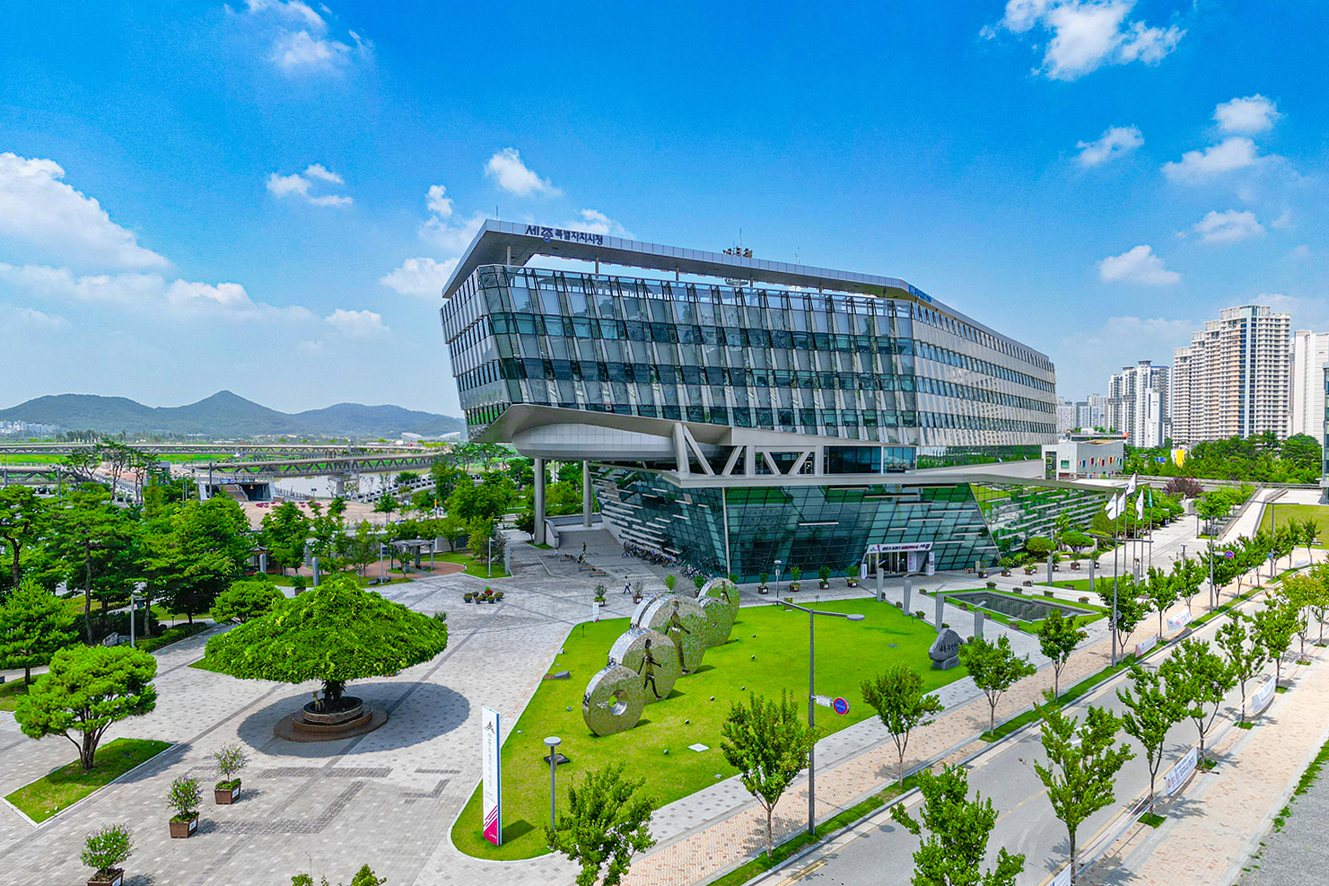 "국회, 완전히 세종시로 옮기겠다"... 세종시는 환영