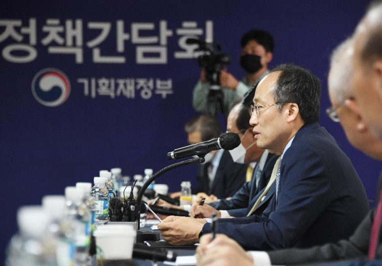 경제부총리가 경총 간담회서 내놓은 물가상승 억제 방안은?