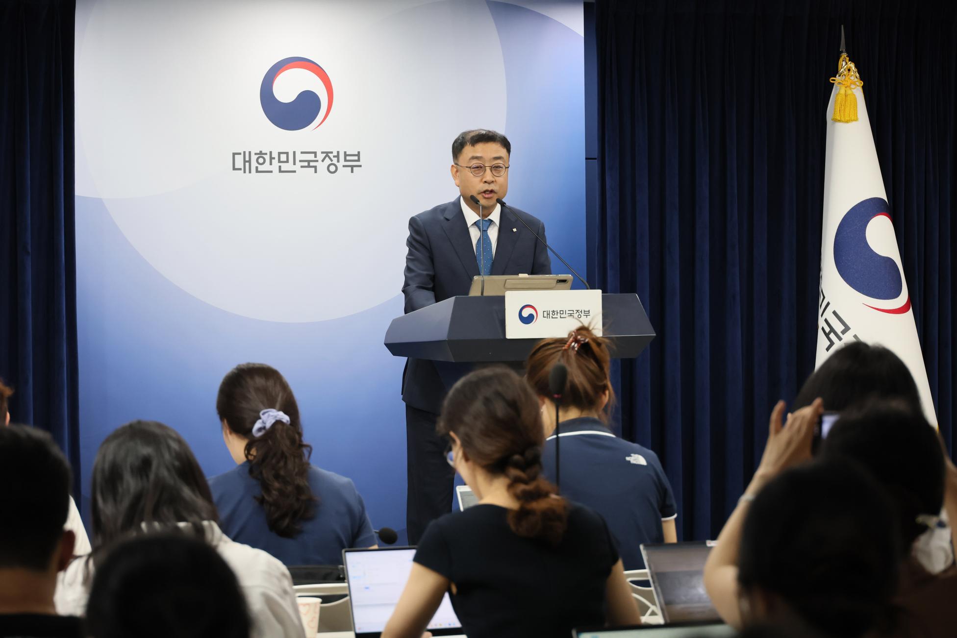 4일 서울 종로구 정부서울청사에서 독자 AI 파운데이션 모델 프로젝트 정예팀 선정 결과를 브리핑하고 있는 송상훈 과학기술정보통신부 정보통신정책실장 (사진=연합뉴스)