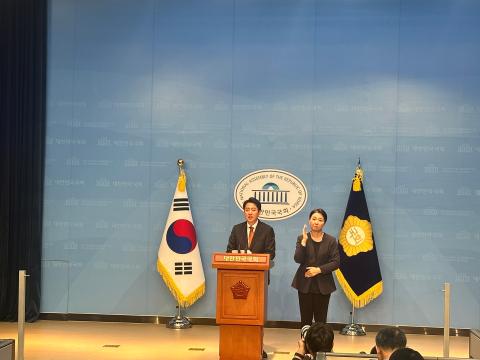 22일 국회 소통관에서 긴급 기자회견을 진행하는 이준석 개혁신당 대선 후보(사진=위즈경제)