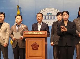 더불어민주당 국회 정무위원회 소속 의원들은 21일 국민권익위원회(이하 권익위)가 정권에 편향된 태도를 보이며 부역자 역할을 하고 있다고 강하게 비판했다. 사진=위즈경제