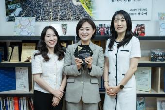 전국국공립유치원교사노동조합(이하 '유치원교사노조') 지난 11일 더불어민주당 백승아 국회의원에게 감사패를 전달했다. 사진=전국국공립유치원교사노조