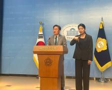 조국혁신당 소속 신장식 국회의원이 24일 국회 소통관에서 기자회견을 열고 윤석열 정부가 국회에 제출한 첫 추가경정예산안(추경)에 대해 “구조적 민생 위기를 외면한 채 모면만을 위한 추경”이라고 강하게 비판했다.