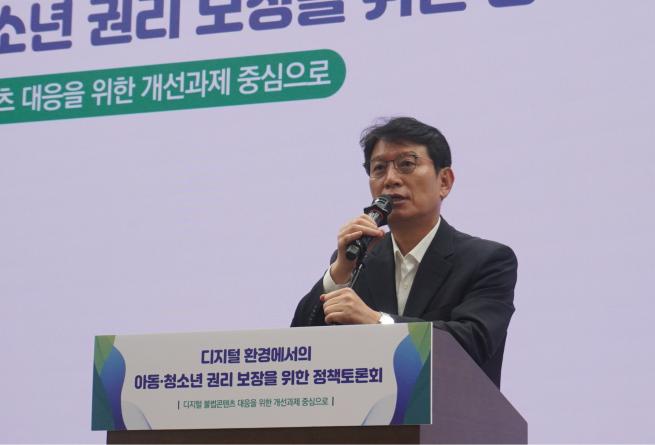 지난 8일 '디지털 환경에서 아동·청소년 권리 보장을 위한 정책 토론회'에서 개회사 하는 국회 과학기술정보방송통신위원회 간사 조인철 더불어민주당 국회의원 (사진=위즈경제)
