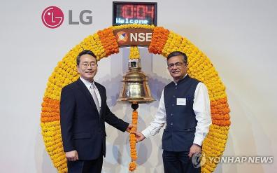 지난 14일(현지시간) 조주완 LG전자 CEO와 아쉬쉬 차우한 NSE CEO가 인도 뭄바이 국립증권거래소에서 LG전자 인도법인 상장을 축하하는 타종 행사를 진행했다. (사진=연합뉴스)