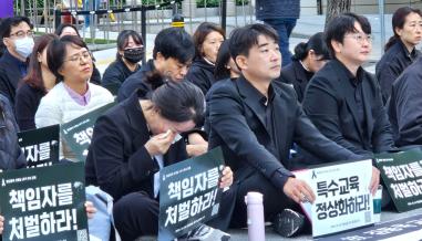 지난 25일 서울 청계천 광통교에서 전국교직원노동조합(위원장 박영환), 전국특수교사노동조합(위원장 장은미), 실천교육교사모임(회장 천경호), 인천특수교사사망진상규명을위한비상대책위원회(위원장 김정희) 등 4개 단체 공동 주관으로 「故 김동욱 교사 1주기 추모 및 특수교사 여건 개선 요구 전국 집회」가 열렸다. 사진=특교조