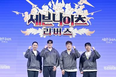 4월 24일 서울 구로구 넷마블 신사옥 지타워에서 열린 '세븐나이츠 리버스' 행사에서 기념 촬영하는 조성영 넷마블 사업본부장(왼쪽부터), 김정기 넷마블넥서스 개발 총괄 등 참석자들 (사진=연합뉴스)