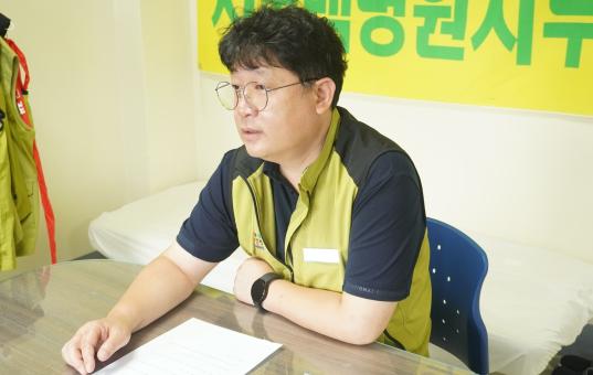 6일 김동민 보건의료노조 서울백병원지부장이 서울백병원 10층 노동조합사무실에서 기자의 질문에 답하고 있다. 출처=위즈경제