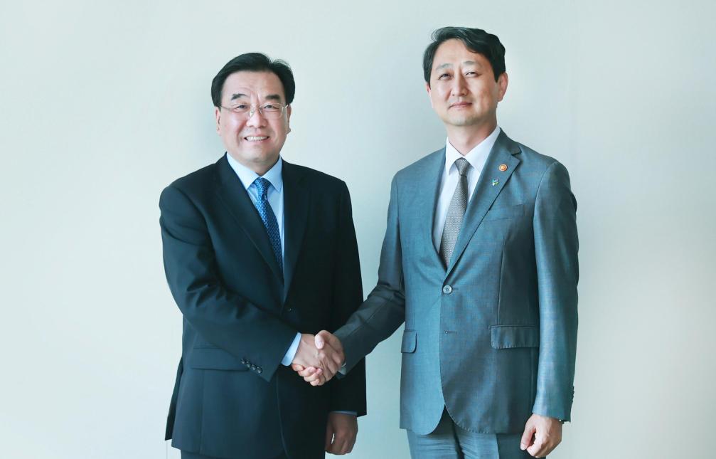 지난 19일에 만난 안덕근 산업통상자원부 장관(우)과 신창싱(Xin Changxin) 중국 장쑤성 당서기(우) (출처 = 산업통상자원부)