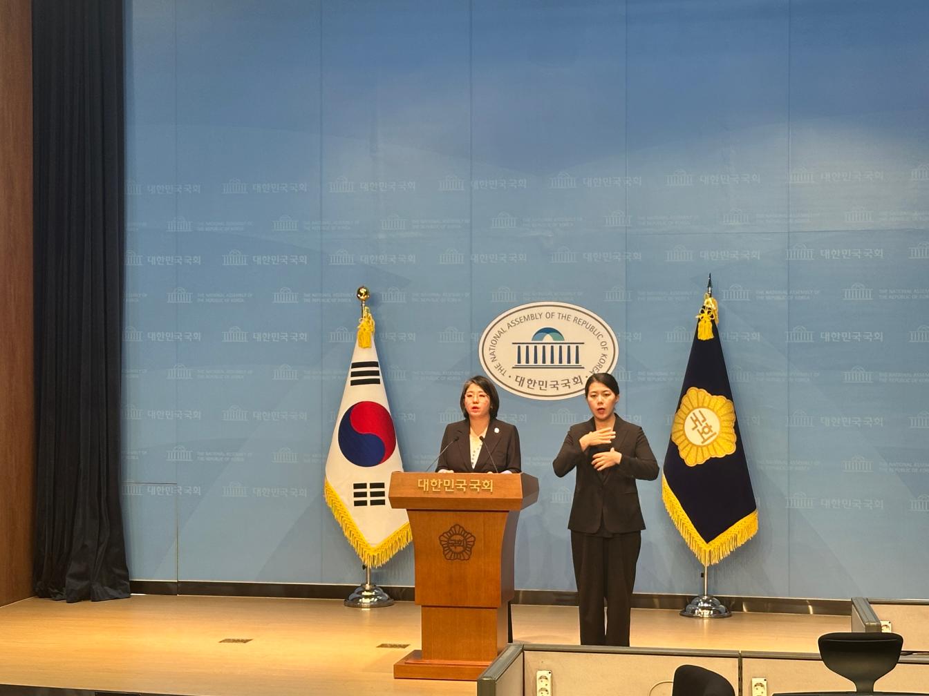 용혜인 기본소득당 의원이 27일 국회 소통관에서 기자회견을 진행 중이다. (사진=위즈경제)