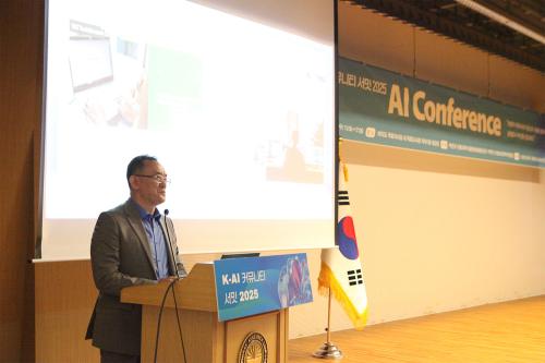 ‘K-AI 커뮤니티 서밋 2025’ 컨퍼런스에서 정원훈 텐스페이스 이사가 23일 국회도서관 대강당에서 발표하는 모습 (사진 = 위즈경제)