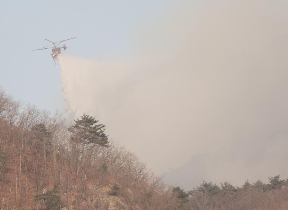 25일 울산시 울주군에서 산불 진화 중인 헬기(사진=연합뉴스)