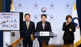 이주호 사회부총리 겸 교육부 장관이 7일 오전 11시 정부서울청사 별관에서 ‘학교폭력 사안 처리 제도 개선 및 학교전담경찰관 역할 강화 방안’ 브리핑을 하고 있다. 출처=교육부