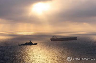 미 해군이 공개한 지난 4월 이란 항구로 향하던 이란 국적 유조선 허비호의 이동을 미군 구축함 USS 라파엘 페랄타(DDG 115)가 막는 모습 (사진=연합)