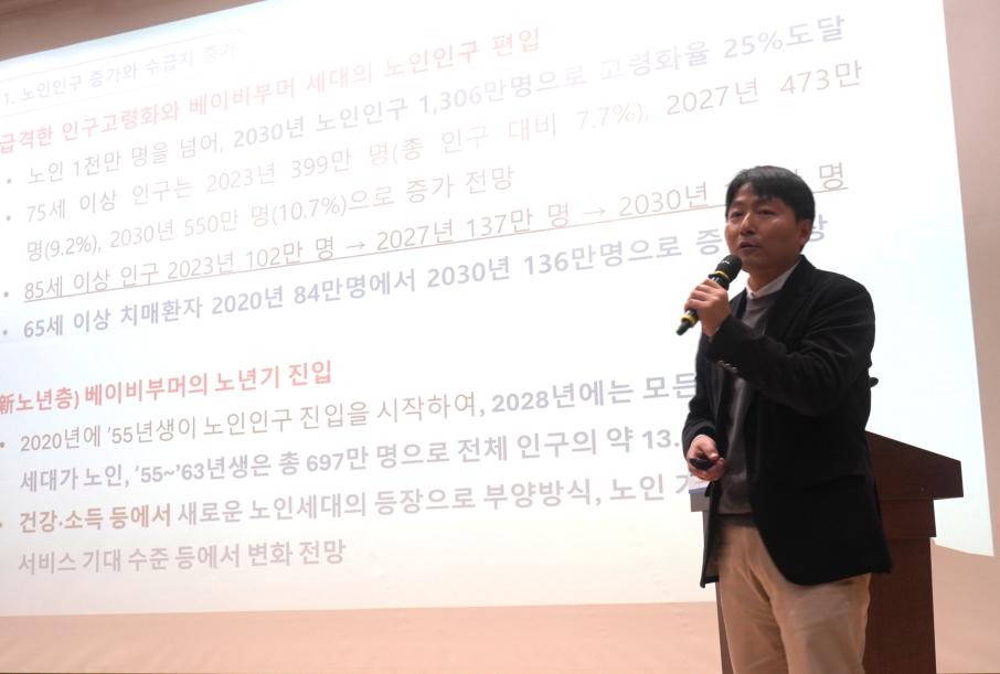 12일 국회의원회관 대회의실에서 열린 '요양보호사 처우개선을 위한 국회토론회'에서 이용재 호서대학교 사회복지학부 교수가 요양보호사 인력 부족 문제를 지적하며 급여 수준 개선, 인권과 권익 보호 강화를 위한 방안을 제시했다.   (사진=위즈경제)