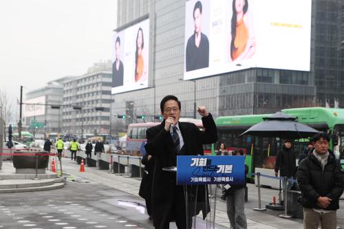 11일 서울 광화문 광장에서 내년 지방선거 서울시장 후보 출마 선언 중인 박주민 더불어민주당 의원(사진=위즈경제)