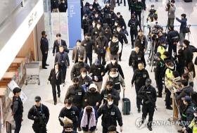 지난달 23일 캄보디아에서 스캠(scam·사기), 인질강도 등 범행을 저지른 한국인 범죄 조직원들이 인천국제공항을 통해 국내로 송환돼 수사기관으로 압송되고 있다.(사진=연합)