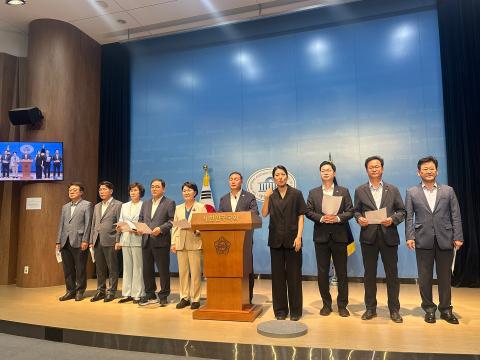 31일 국회 소통관에서 진행된 더불어민주당 산업통상자원중소벤처기업위원회 기자회견(사진=위즈경제)