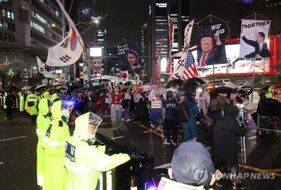 9월 19일 윤석열 전 대통령을 지지하는 극우 단체가 명동 주한중국대사관 인근에서 반중 집회를 벌였다. (사진 = 연합뉴스)