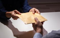 30일 국민권익위원회는 국토교통부 산하의 한 공공기관의 기관장이 채용비리에 개입하고, 기관 예산을 사적으로 유용한 사실을 적발해 감독기관인 국토교통부와 경찰청에 통보했다고 밝혔다. (사진=클립아트코리아)